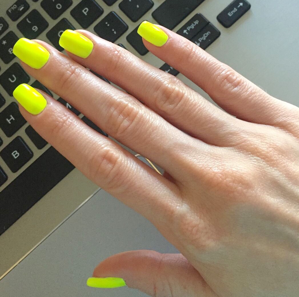 Manicura Amarillo Neón